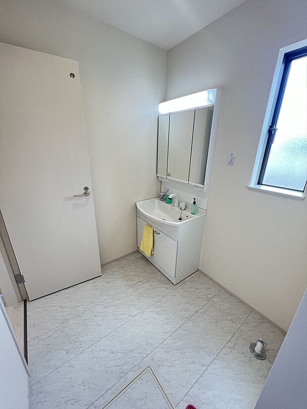 洗面室も明るい空間に仕上がりました!