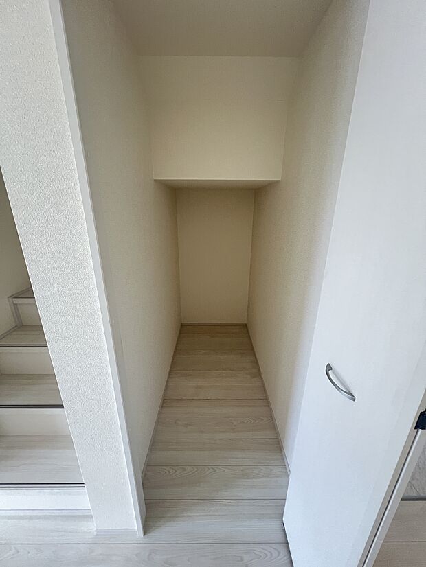 LDK内の収納スペース。