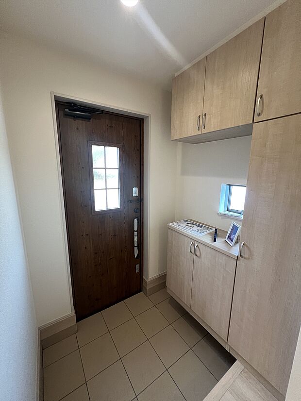 大きな収納がある玄関内。