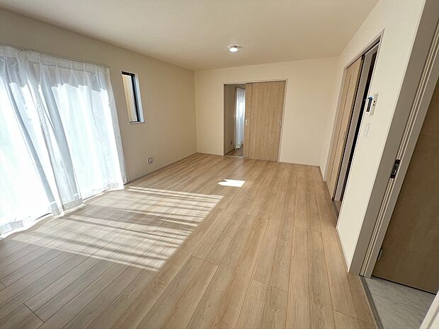 暖かい陽が差し込むLDK。