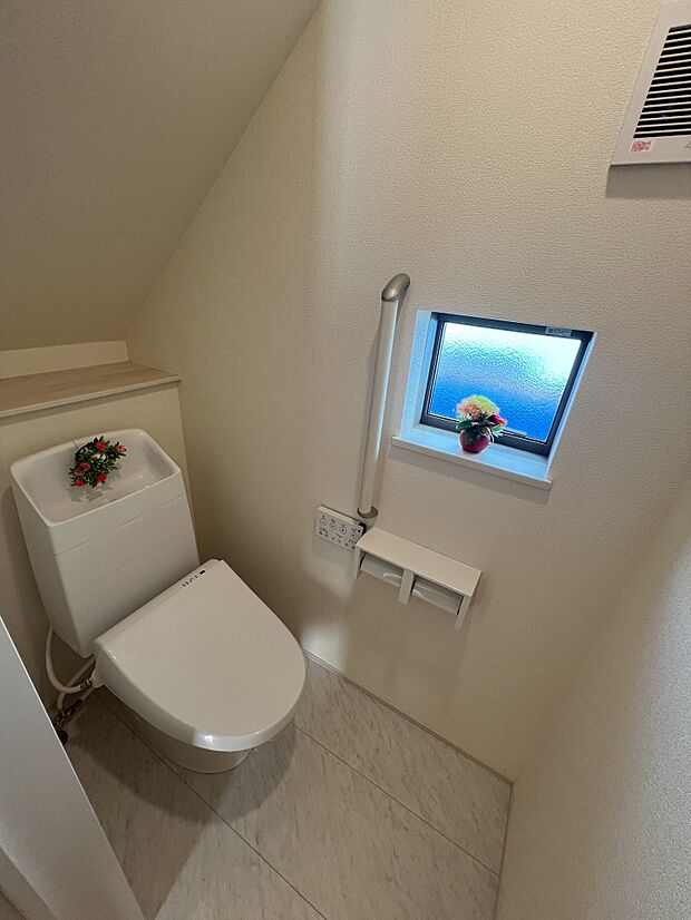 トイレ内にも小窓完備で換気も十分に行えます！