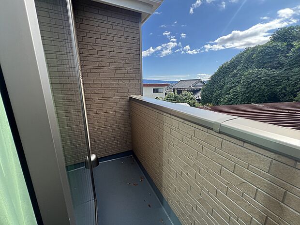 南向きバルコニーで陽当たり良好です。お布団やお洗濯物も沢山干せます。