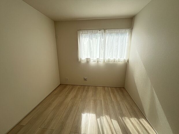 各居室収納充実の間取りです。全室南向きの為、明るい室内です。フローリングでお掃除も楽々の各居室です!