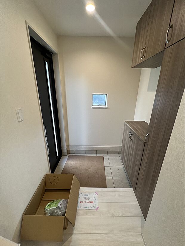 玄関には大きなシューズボックスを設置。