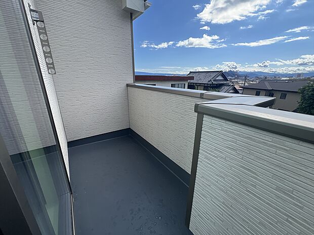 バルコニーは南向きで陽当たり良好です