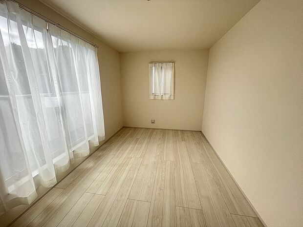南向きの陽当たり良好の洋室内。
