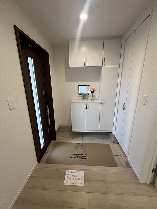 大きなシューズボックス完備の玄関です。