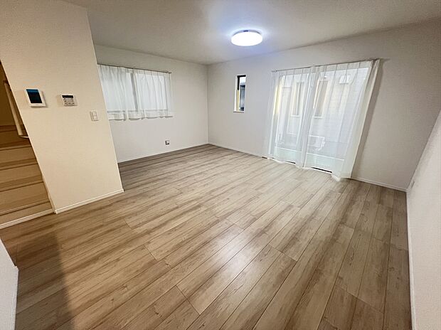 南向きの広々LDKは陽当たりも良好です。