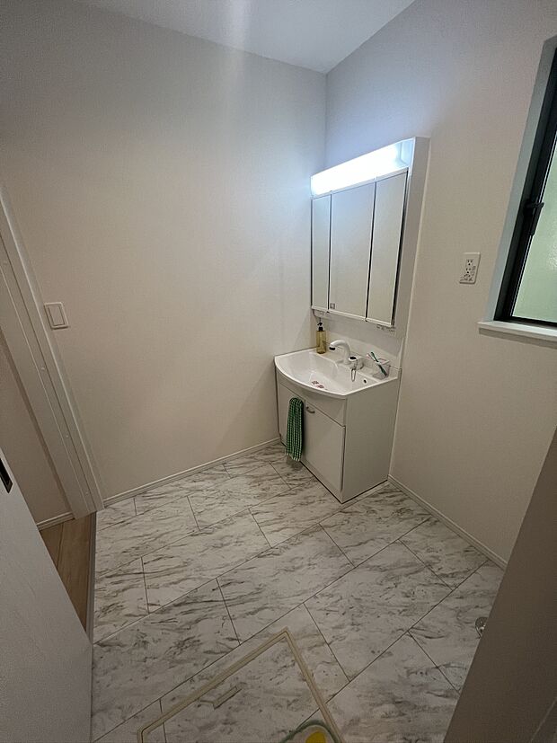 ホワイトカラーで清潔感溢れる洗面室。