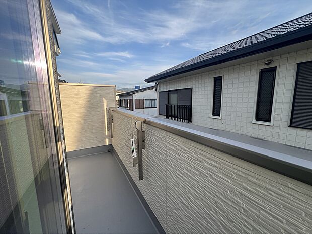 南向きで明るいワイドバルコニーです。