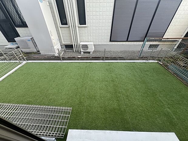 人工芝を敷いた南庭。
