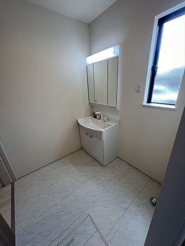 洗面室も小窓完備で換気も行えます