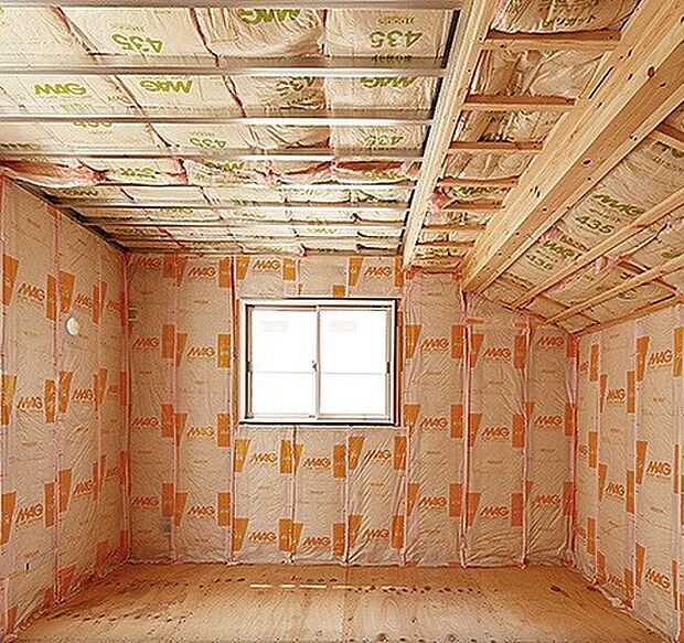 断熱材を入れることで、外部との断熱性・室内の保湿性を高め、快適な居住空間を保ちます