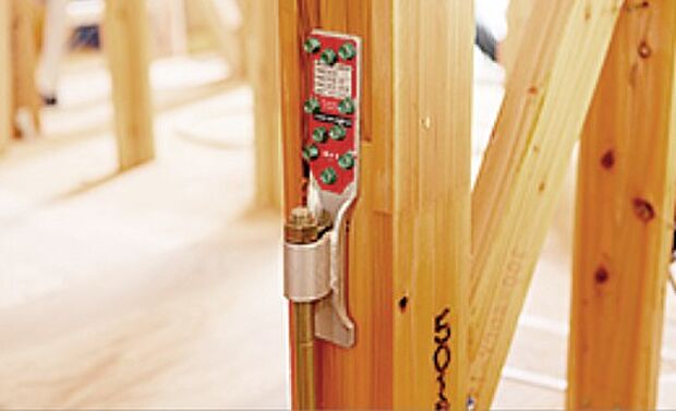 構造部材の接合部強化の為、必要部品に性能認定金物を使用し、耐震性を高める工夫をしています