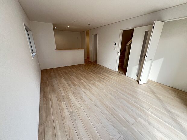 【リビング】開放的なLDKは17帖と広々住空間。大きな家具を置いてもゆとりのある広さです。