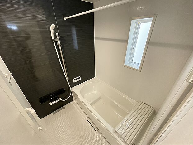 【浴室】鏡を省き、掃除の手間を軽減した浴室。もちろん後付けも可能です。