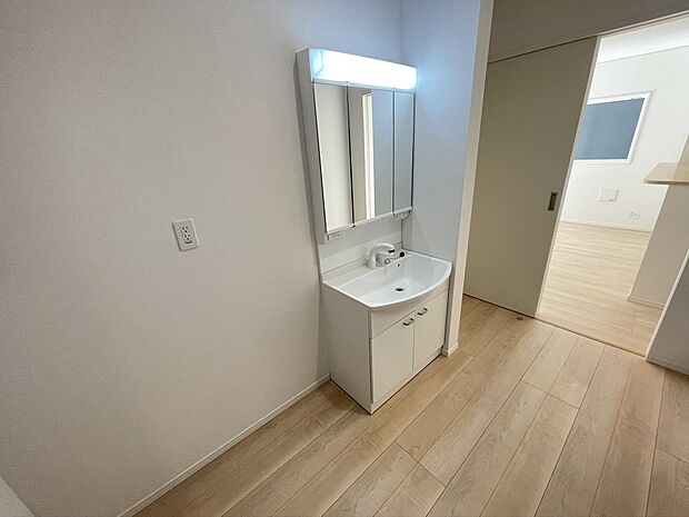【洗面室】機能性と収納力を兼ね備えた三面鏡付き洗面化粧台で、すっきりとした洗面空間を実現します。