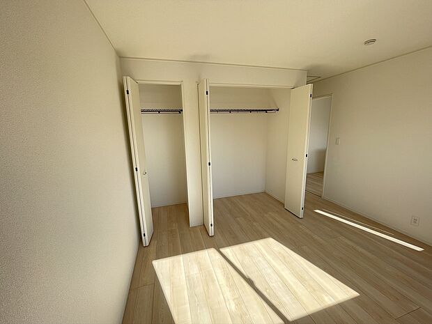 【洋室収納】衣類や季節用品をすっきり収納できるクローゼットを備え、居住空間を広く使えます。