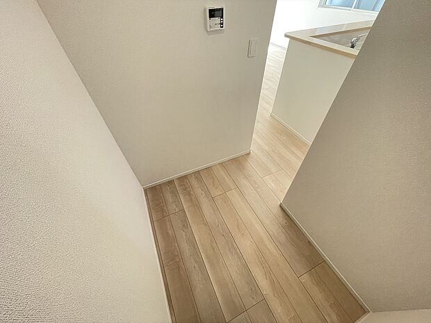 【キッチンパントリー】奥行のあるキッチン横のパントリースペース。ストックはもちろん調理器具等も収納可