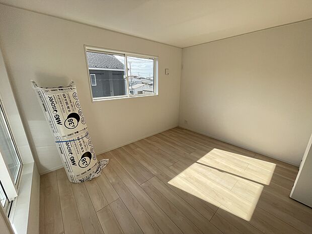【洋室】採光に配慮した明るい洋室は、主寝室や子ども部屋にも最適です。