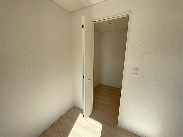【収納】階段下や廊下など、随所に便利な収納スペースを確保。居住空間をより広くスッキリ使えます。