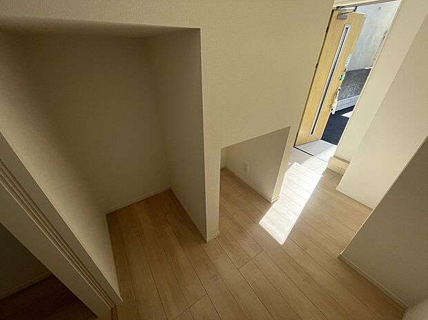 【収納】階段下や廊下など、随所に便利な収納スペースを確保。居住空間をより広くスッキリ使えます。