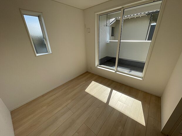 【主寝室】2階の主寝室はゆとりある6帖。お洋服をたっぷり収納できる1.5帖のWICを完備しています。