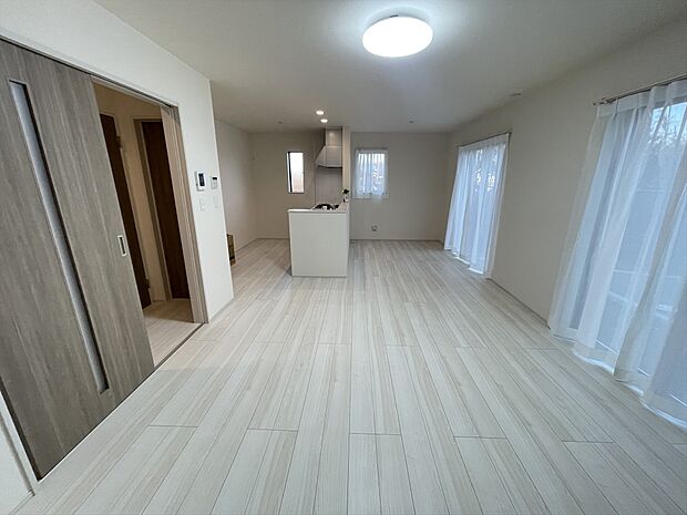 明るいリビングはご家族の集まる憩いスペースですね。