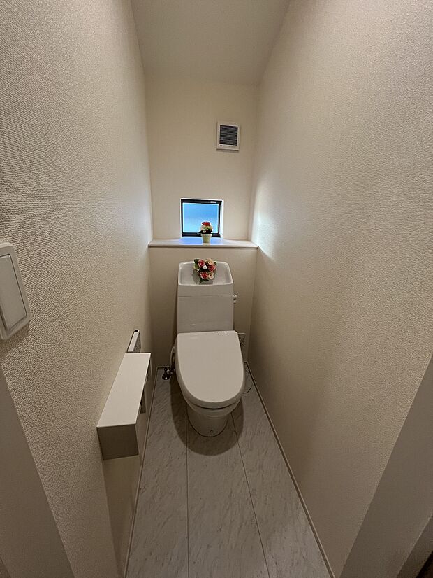2階トイレ内。小窓完備。