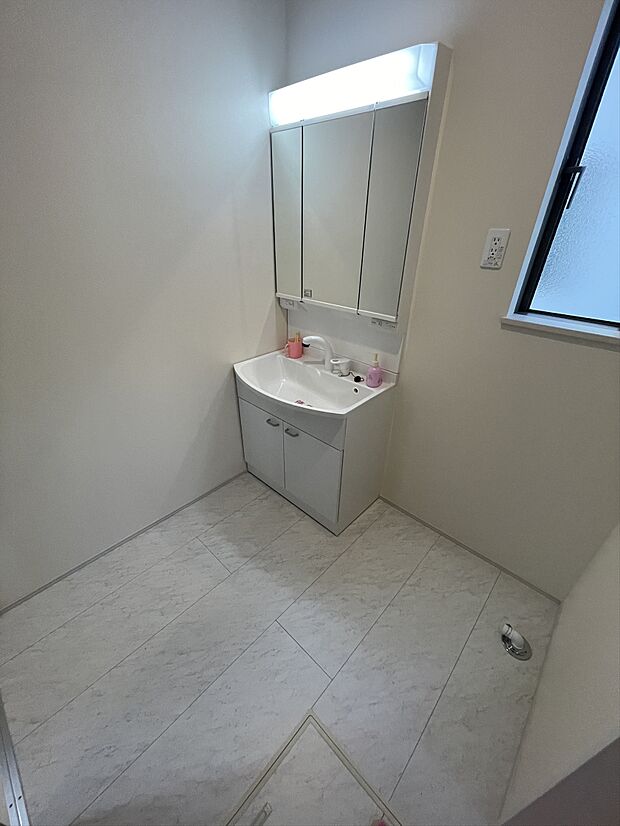 広々とした洗面室で毎朝の身支度もスムーズです