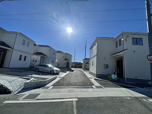 分譲地内前面道路。
