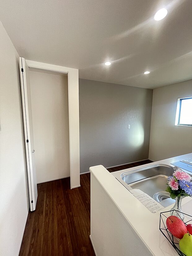 キッチン横には扉付きパントリースペース完備です！