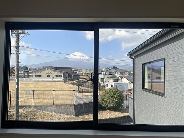 お部屋の中から富士山を望めます