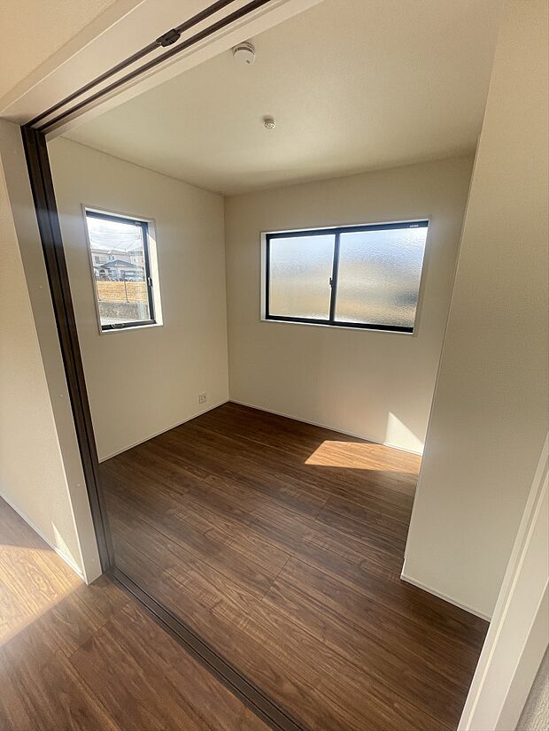 リビングに併設された1階洋室