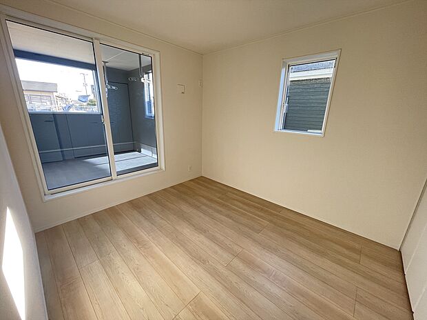 バルコニーに面した明るいお部屋