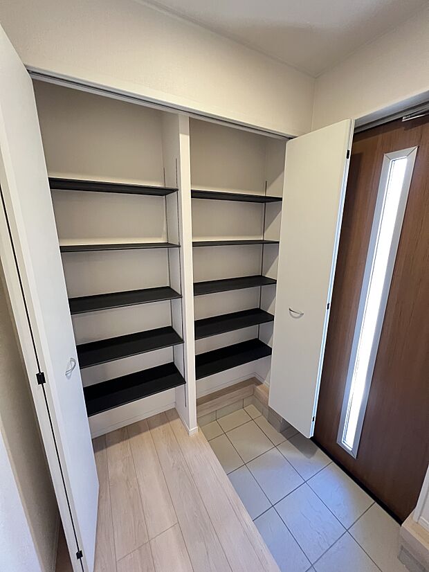 玄関には大きなシューズクローゼット完備。