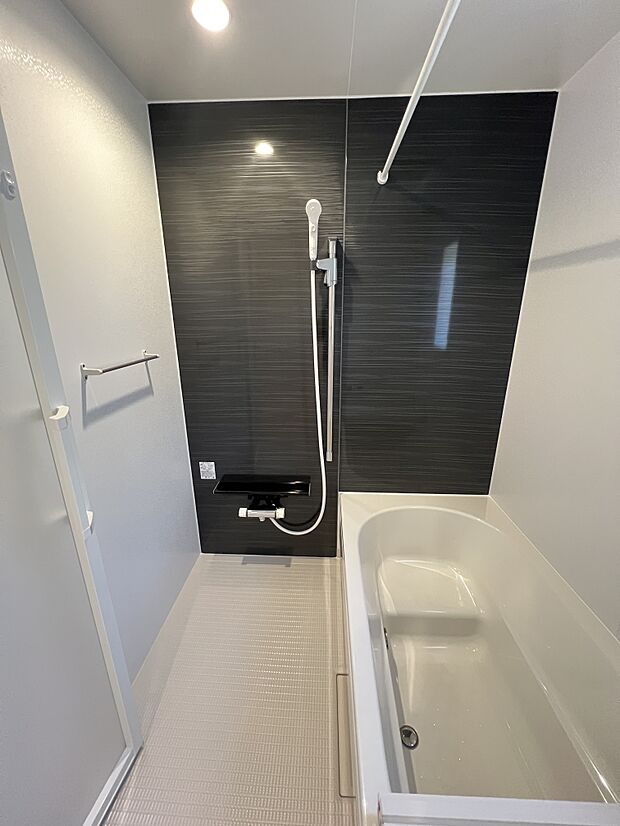 浴室内にも窓があり換気も行えます。