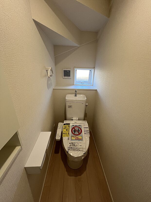 トイレ内にも小窓完備！