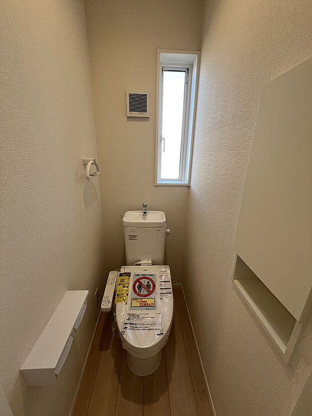 トイレ内写真。小物置きも完備。