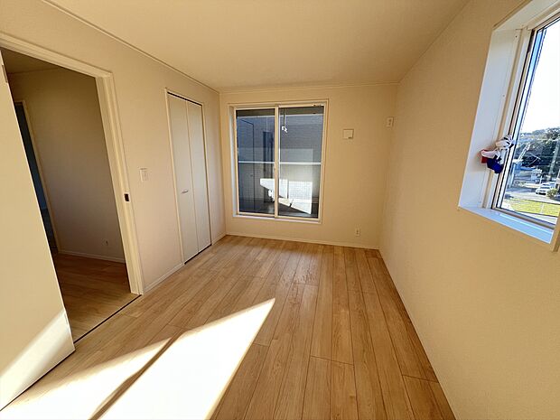 2階の広々寝室。