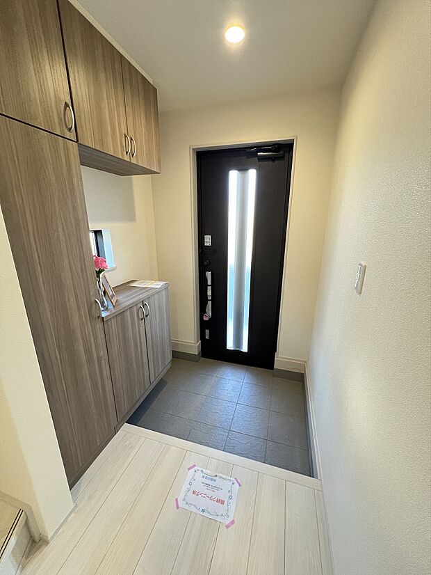 玄関には大きなシューズボックス。