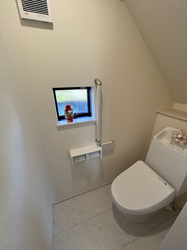 階段下を使用した1階のトイレ。