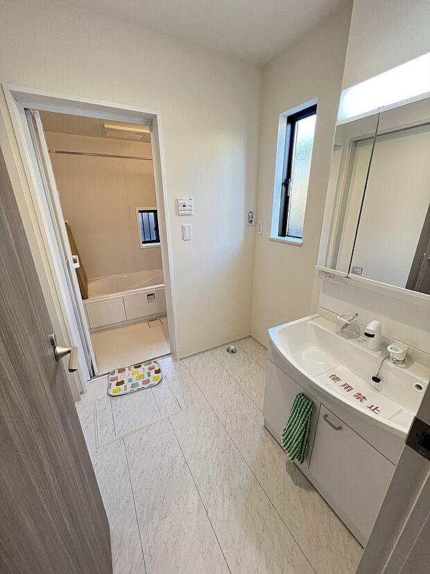 洗面室には小窓があり、換気も行えます。