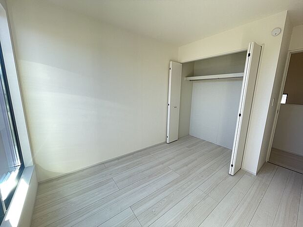 2階居室　バルコニーに面した明るいお部屋