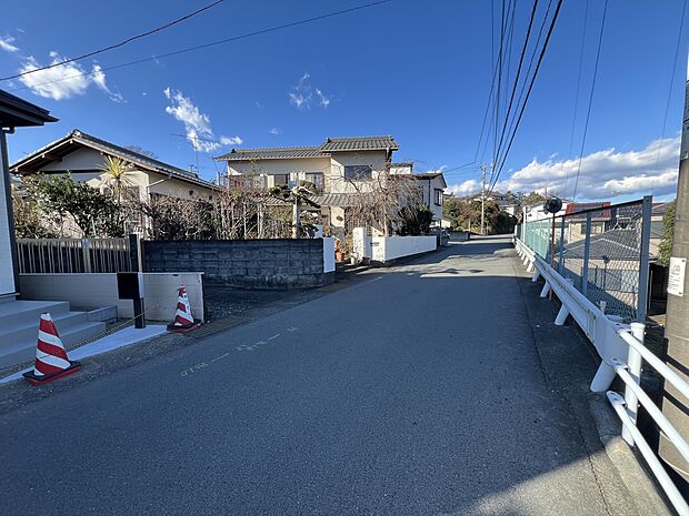 前面道路。お車通りも少なく大変静かです。