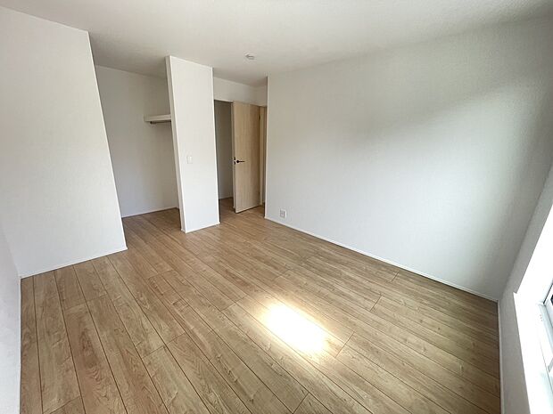 バルコニーに面した明るいお部屋