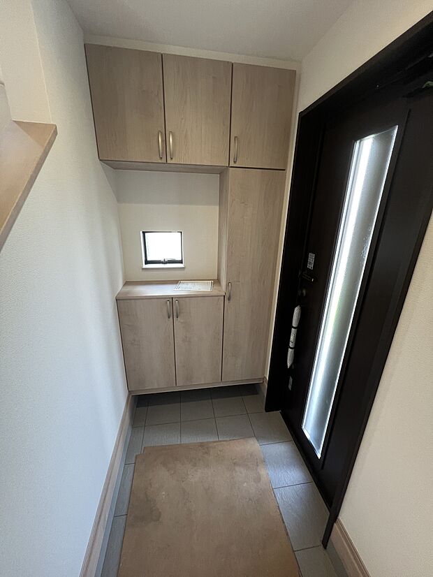 玄関には大きなシューズボックスを設置。