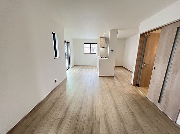 LDK16帖と広々住空間。大きな家具を置いてもスッキリ空間です。