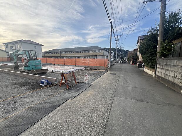 お車通りの少ない前面道路。