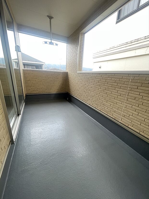 急な雨でも安心の屋根付きインナーバルコニー